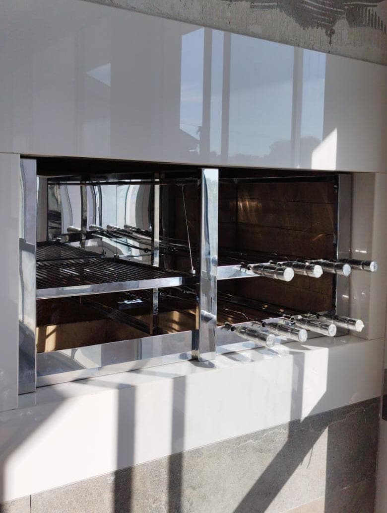 Churrasqueira Master instalada em ambiente com revestimento claro